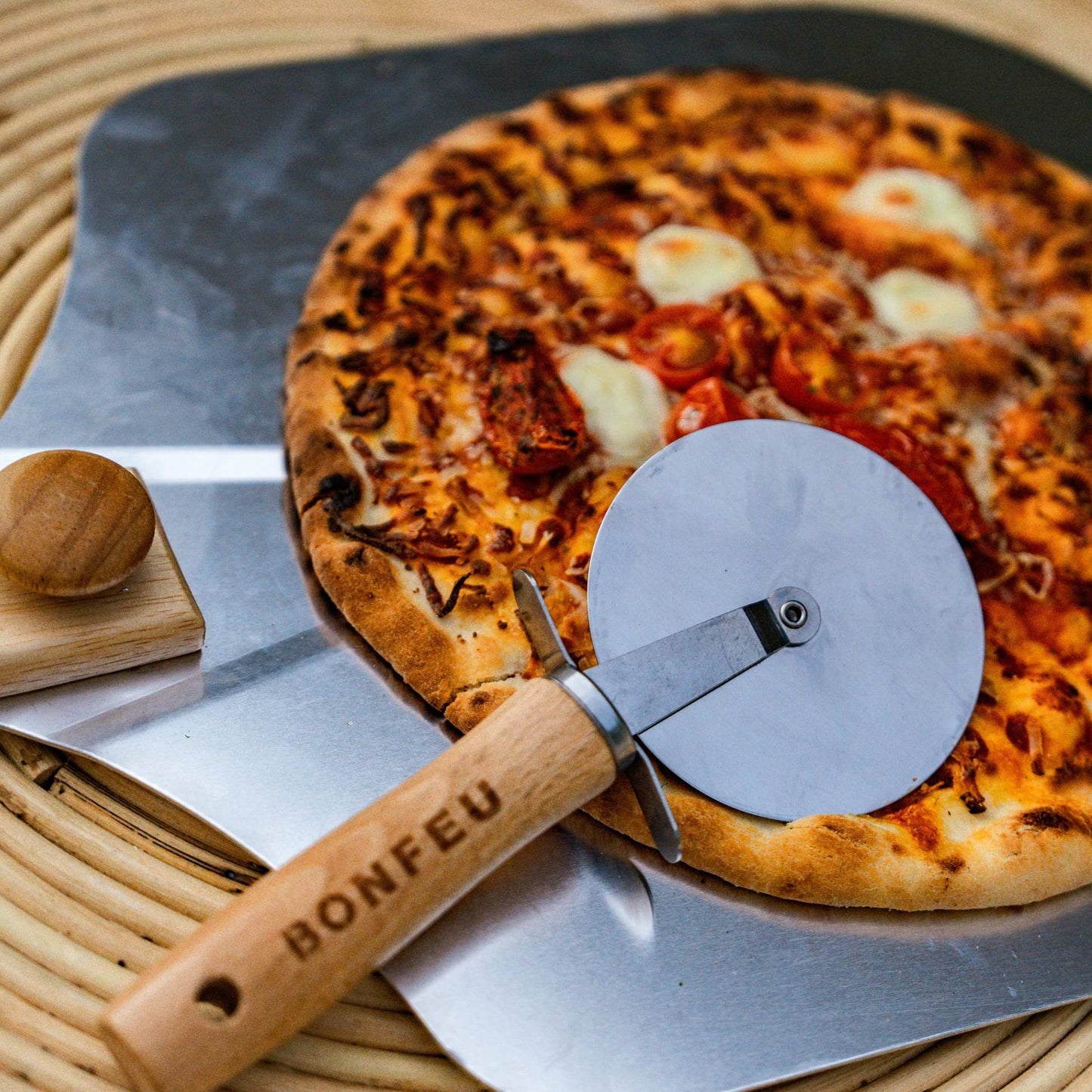 BonFeu BonPizza Wheel-Bonfeu accessories-Bonfeu-BonPizza Wheel Indispensable when making oven pizza is, of course, a quality pizza cutter. The BonFeu Wheel is a fine accessory to easily cuts pizzas into perfect pieces. The wheel of the slicer is made of stainless steel and is perfect for use in the outdoor kitchen. The handle is made of wood and fits comfortably in the hand for easy slicing. With a total length of 22 cm, the BonPizza Wheel is pleasant to use by anyone. The hole in the handle is perfect for 