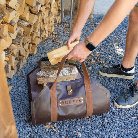 BonFeu Logbag-Bonfeu accessories-Bonfeu-Logbag The BonFeu logbag is a handy accessory in the garden. Easily carry many logs to your fire bowl in one go. With the logbag, you can carry 6 large logs in one go. This makes it easy to fill the BonFeu fireplace or fire pit and enjoy a beautiful fire for a long time. The logbag is made of high-quality leather and fabric. As a result, the bag will still be of good quality when used a lot and moisture will be repelled from the leather. The bag has two good handles t