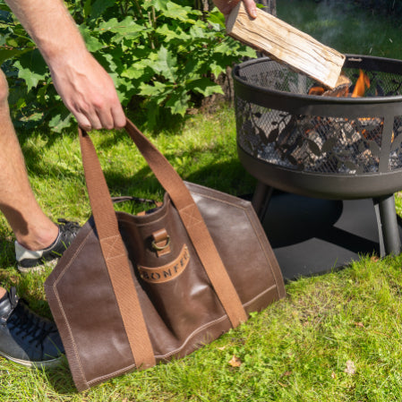 BonFeu Logbag-Bonfeu accessories-Bonfeu-Logbag The BonFeu logbag is a handy accessory in the garden. Easily carry many logs to your fire bowl in one go. With the logbag, you can carry 6 large logs in one go. This makes it easy to fill the BonFeu fireplace or fire pit and enjoy a beautiful fire for a long time. The logbag is made of high-quality leather and fabric. As a result, the bag will still be of good quality when used a lot and moisture will be repelled from the leather. The bag has two good handles t