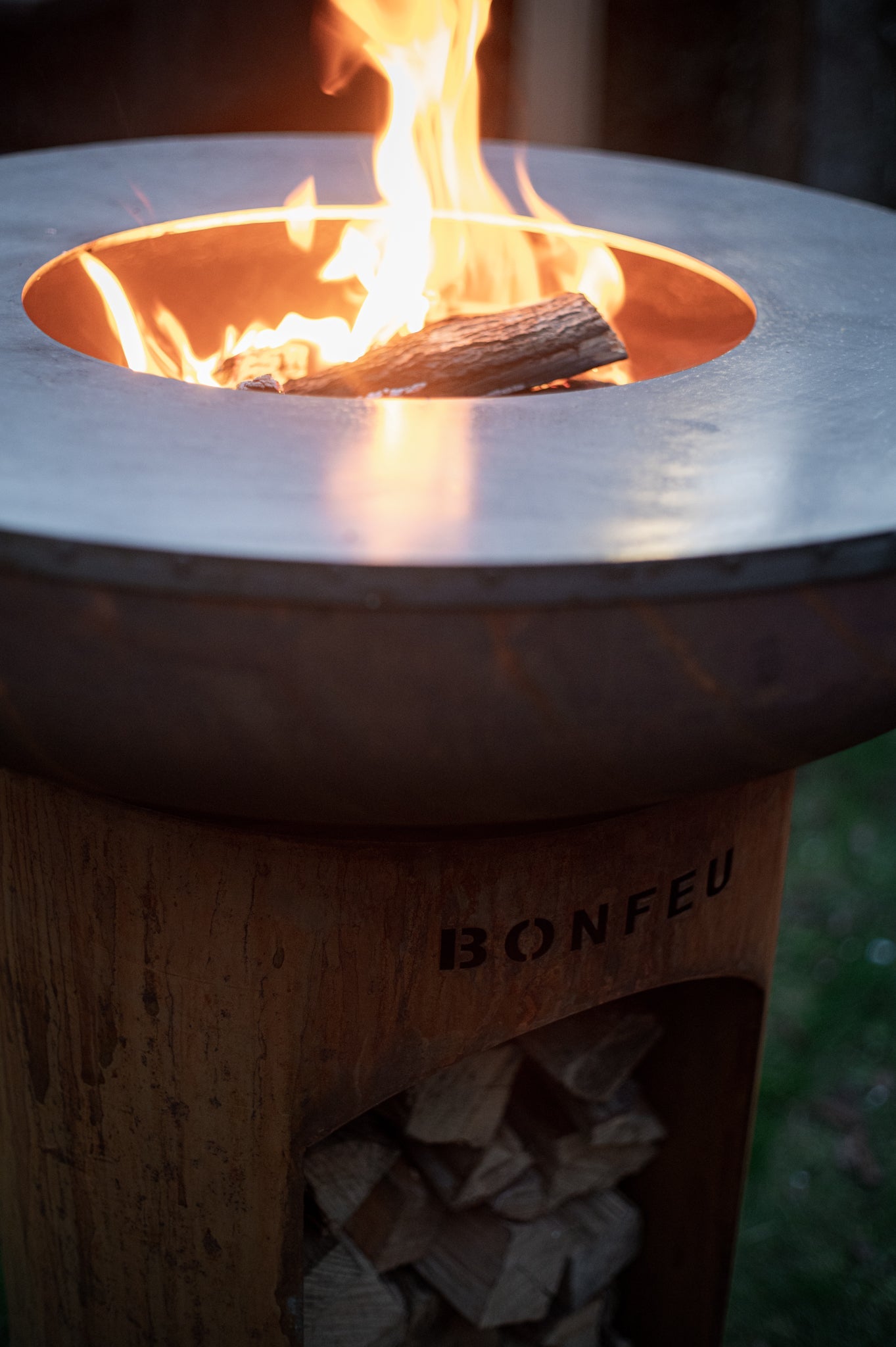 Bonfeu BonBiza Open.-Fire Bowl-Bonfeu-The BonBiza Open is an outdoor cooking instrument from BonFeu. It is like a large barbecue but for plancha baking. The BonBiza Open is one of our newer products and the showpiece of our entire collection. It is also by far the biggest product of the entire BonFeu collection. Unlike the regular BonBiza, the BonBiza Open has convenient wood storage in its base. So the BonBiza Open is the perfect piece to let you cook while enjoying a warm fire. The BonBiza Open Rust is ma